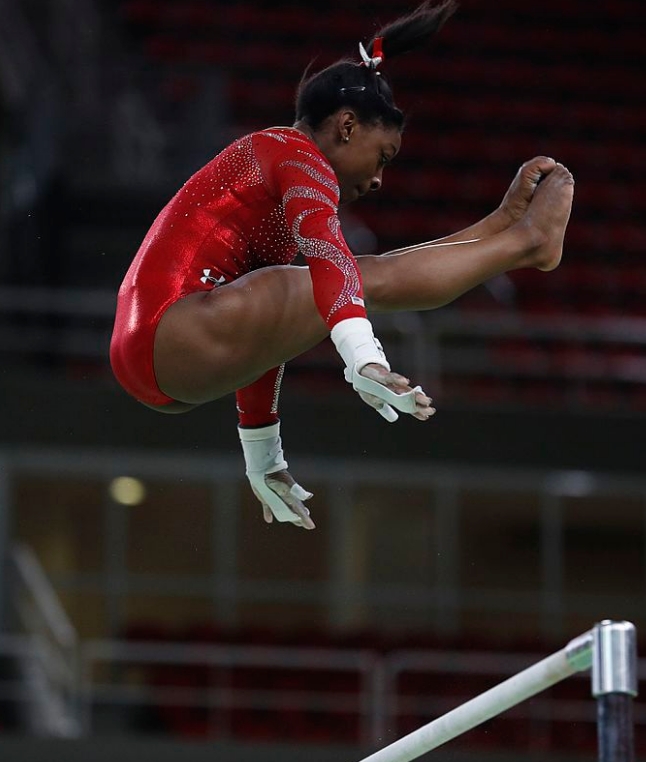 2016년 리우올림픽 여자체조 4관왕 시몬 바일스(미국)의 공중 턱 동작 모습. 
