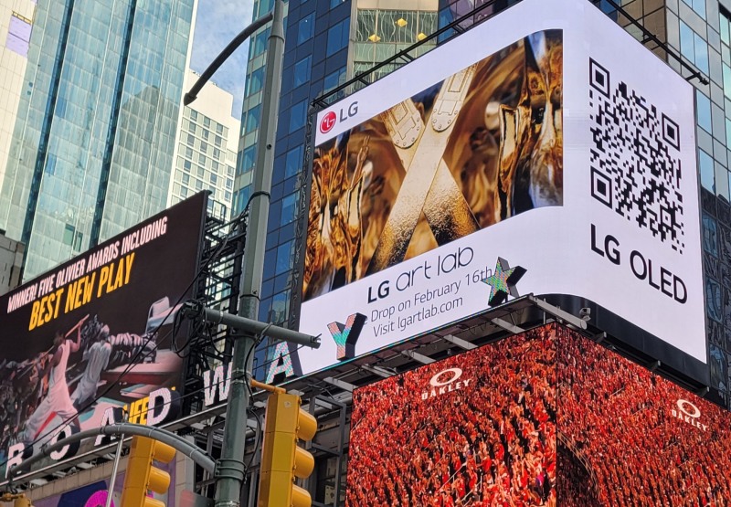 LG전자가 美 뉴욕 타임스스퀘어(Times Square)의 대형 전광판에서 LG TV에 탑재된 NFT 예술 작품 거래 플랫폼 ‘LG 아트랩(Art lab)’의 예술 작품을 선보인다. 영상은 세계적인 예술가 배리엑스볼(Barry X Ball)의 NFT 미디어아트 작품 4종을 담았다. 타임스스퀘어를 방문한 관람객들은 영상 속 QR 코드를 활용하면 스마트폰에서도 LG 아트랩 서비스를 경험할 수 있다.