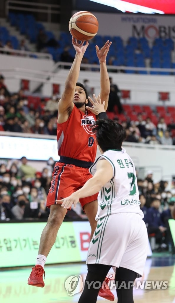 (울산=연합뉴스) 5일 울산 동천체육관에서 열린 2022-2023 SKT 에이닷 프로농구 울산 현대모비스와 원주 DB의 경기에서 현대모비스 아바리엔토스가 DB 원종훈의 수비를 피해 슛하고 있다.