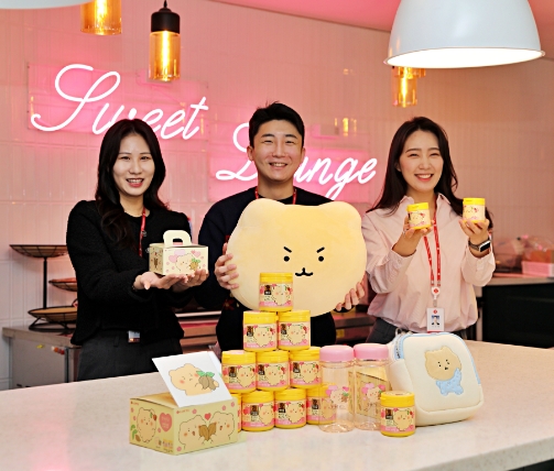 롯데제과 임직원들이 발렌타인 데이를 맞아 출시한 ‘망그러진 곰 X 드림카카오’ 제품을 선보이고 있다. / 사진 제공 : 롯데제과