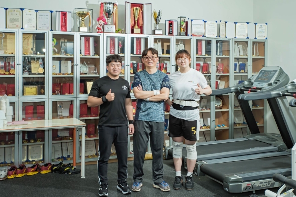 울산 지역 쿠팡 역도 선수들, 왼쪽부터 윤금성(37), 최철규(48), 임기묘(27) 님. 최철규 선수는 제42회 전국장애인체육대회에 역도 벤치프레스(파워리프팅) 종목, 남자 72kg급에 참가했다. / 사진 제공 : 쿠팡