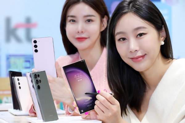 KT가 7일부터 13일까지 7일간 전국 KT 매장 및 공식 온라인몰 KT Shop(shop.kt.com)에서 삼성전자 ‘갤럭시 S23 시리즈’ 사전예약을 진행한다고 6일 밝혔다. 사전예약 개통은 14일부터이며 공식 출시는 17일이다. / 사진 제공 : KT