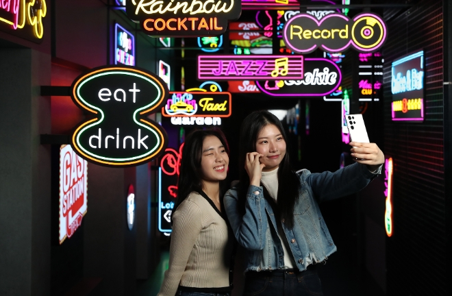 삼성전자는 혁신적인 카메라 성능과 압도적인 퍼포먼스로 무장한 ‘갤럭시 S23’ 시리즈를 가장 큰 혜택과 함께 만날 수 있는 사전 판매를 오는 7일부터 13일까지 진행한다고 6일 밝혔다. 사진은 서울 성동구 성수동에 오픈한 갤럭시 스튜디오 성수를 찾은 방문객들이 이국적인 네온사인으로 도심의 야경처럼 꾸민 공간에서 '갤럭시 S23 울트라'로 셀피를 촬영하고 있는 모습. (사진 = 삼성전자 제공)