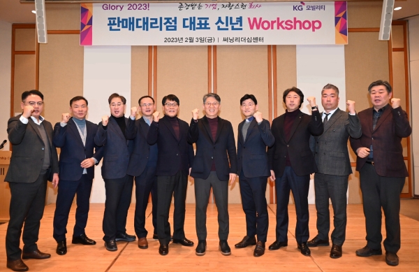 쌍용차 곽재선 회장(오른쪽 다섯번째), 쌍용차 정용원 사장(왼쪽 다섯번째), 대리점협의회 박현기 회장(수원장안대리점/오른쪽 네번째)이 판매목표 달성을 위해 파이팅을 외치고 있는 모습. / 사진 제공 : 쌍용자동차