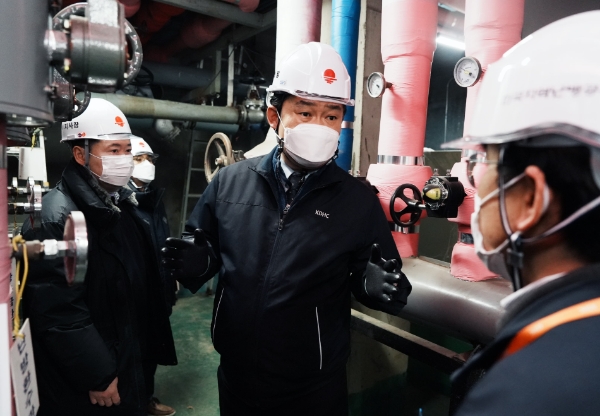 취약계층 현장방문 아파트 기계실 점검 사진(가운데 정용기 한난 사장) / 제공 : 한국지역난방공사