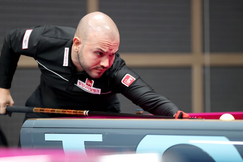 32강전 3세트에서 15점 퍼펙트 큐를 쏜 위마즈(사진=PBA)