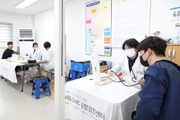㈜한진이 택배기사, 간선기사, 집배점장 1만여 명을 대상으로 지난 1월 5일부터 4월까지 전국 100여 개 택배 터미널에 출장 건강검진을 실시하고 있다. / 사진 = 한진 제공