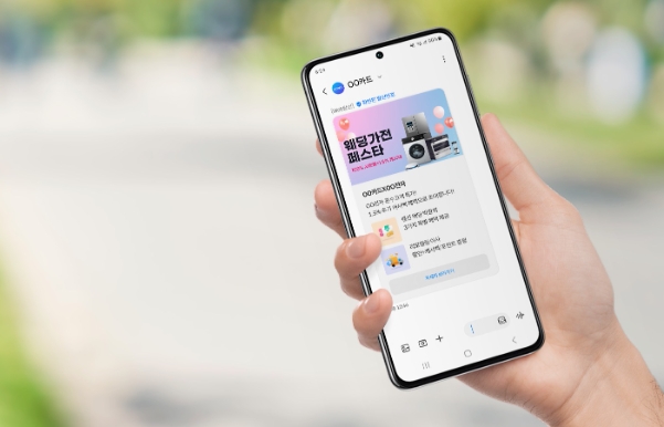 이동통신 3사는 마케팅 메시지에 다양한 스타일의 이미지를 적용해 발송할 수 있는 ‘RCS 이미지 템플릿’ 서비스를 출시했다고 7일 밝혔다. 사진은 모델이 'RCS 이미지 템플릿'을 소개하는 모습(사진 1~2)과 'RCS 이미지 템플릿'을 적용한 메시지가 수신된 스마트폰 화면