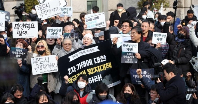 이태원 참사 유가족 및 시민대책회의, 더불어민주당·정의당 국회의원들이 6일 오후 서울 중구 서울광장에 마련된 희생자 분향소 앞에서 기자회견을 열고 서울시의 분향소 철거 예고를 규탄하고 있다.(사진=뉴시스)