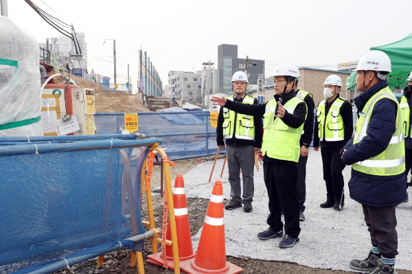  국가철도공단 김한영 이사장(왼쪽 두번째)이 6일(월) 호남선 매천교 개량공사 현장을 점검하고 있다.