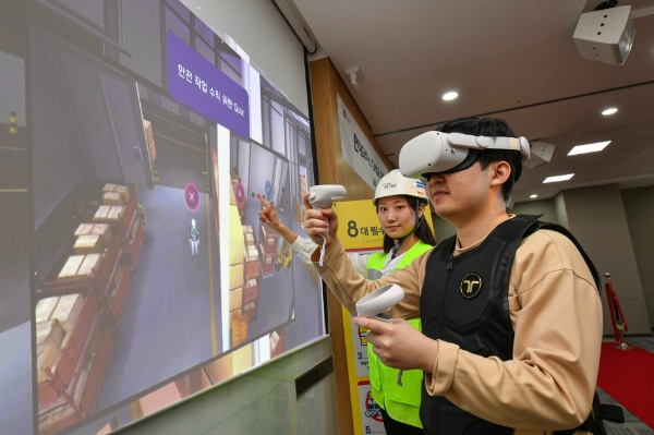 현대모비스 임직원들이 가상현실(VR) 장비를 착용해 사고 상황을 체험하고 안전교육을 받고 있는 모습. / 사진 제공 : 현대모비스