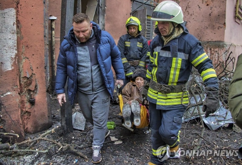 러시아군 공격으로 부상한 하르키우 주민 구조하는 대원들 [EPA=연합뉴스] 