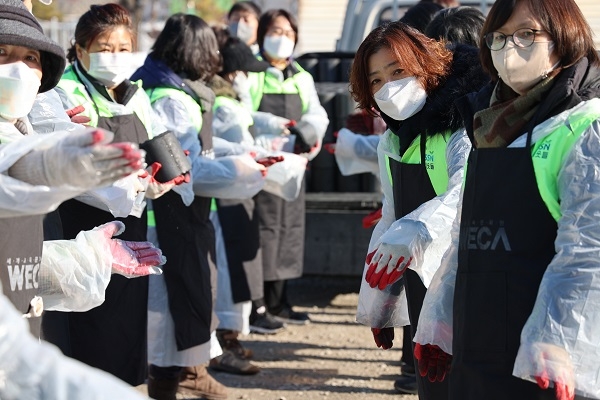 세계교육문화원, 저소득가정 대상 '따뜻한 연탄 나눔' 진행