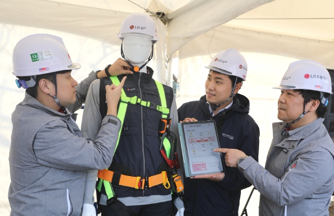 LG유플러스는 중대재해의 발생 가능성을 최소화하기 위해 개발한 '스마트 안전장구'의 사용성을 향상하고, 산업안전 솔루션 시장에서의 점유율 확대에 본격 나선다고 7일 밝혔다. 사진은 LG유플러스 임직원들이 스마트 안전장구를 시연하는 모습. (사진 = LG유플러스 제공)