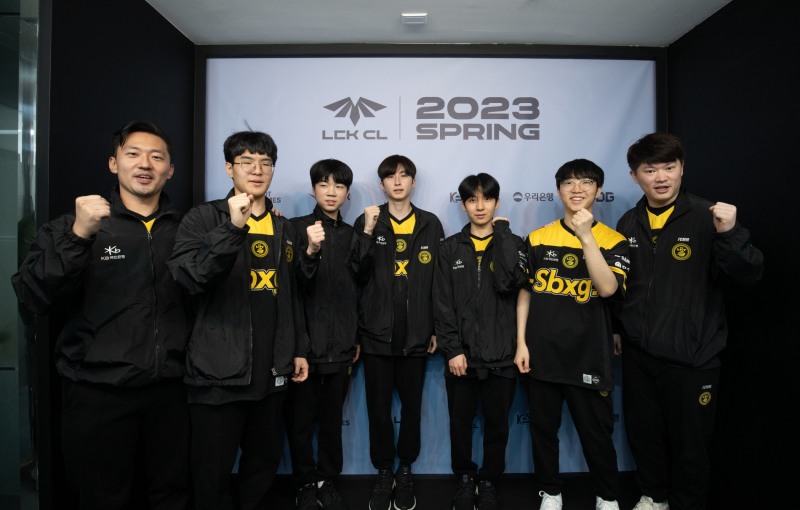 리브 샌박 유스 선수들과 코칭스태프(사진=한국e스포츠협회)