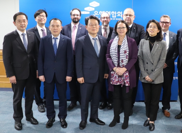 김광수 은행연합회 회장(아랫줄 왼쪽에서 세번째)과 유리코 베커스 룩셈부르크 재무부 장관(아랫줄 왼쪽에서 네번째)이 기념촬영을 하는 모습. / 사진 제공 : 은행연합회