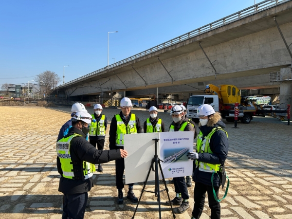 김일환 국토안전관리원 원장(오른쪽에서 4번째)이 행주대교 정밀안전진단 현장을 살펴보고 있다. / 사진 제공 : 국토안전관리원