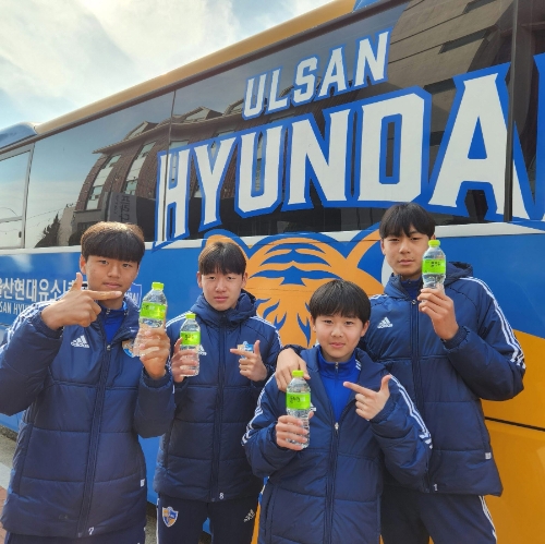 풀무원샘물, 울산현대축구단에 생수 총 10만병 지원