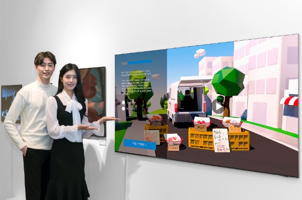 삼성전자 모델이 서울 잠실 롯데월드타워몰에 위치한 '넥스트 뮤지엄'에서 Neo QLED 8K와 더 프레임을 통해 전시되는 NFT 작품을 소개하고 있다. / 사진 제공 : 삼성전자