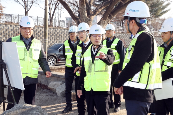 국가철도공단 김한영 이사장(앞줄 가운데)이 지난 8일(수) 춘천~속초 동서고속화철도 1공구 현장을 찾아 사업 진행상황 점검하고 있다. / 사진 제공 : 국가철도공단