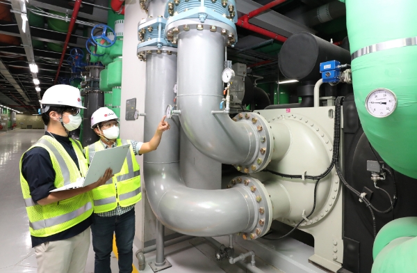 G유플러스(대표 황현식)는 국제 비영리기구 CDP가 발표한 ‘2022 CDP 기후변화 대응’ 평가에서 9년 연속 통신부문 우수기업으로 선정됐다고 9일 밝혔다.(사진1)은 LG유플러스 용산사옥 전경. (사진2)는 LG유플러스 임직원이 평촌메가센터 내 냉동기 장비를 점검하는 모습.