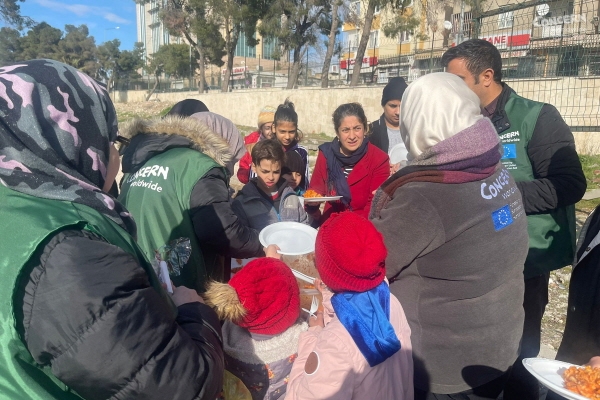 사진=긴급식량을 제공 중인 컨선월드와이드 구호팀