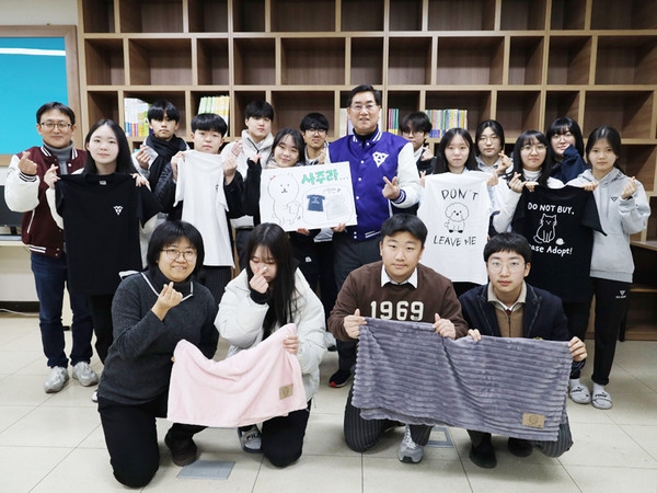 대구 계성고등학교 교장 박현동, 진로부장 김갑철 교사, 손유주 담당교사와 계성고등학교 협동조합 동아리 학생들. / 사진 제공 : 핼프애니멀