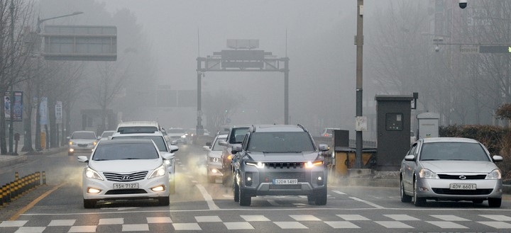 지난 8일 전북 전주시 덕진구 온고을로 일대에 짙은 안개가 껴 있다.