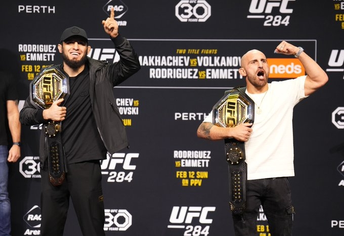 승리를 자신하는 마카체프(왼쪽)와 볼카노프스키(사진=UFC)