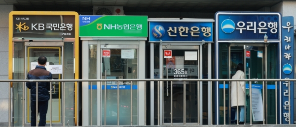 서울시내 은행 현금인출기 모습 / 연합뉴스