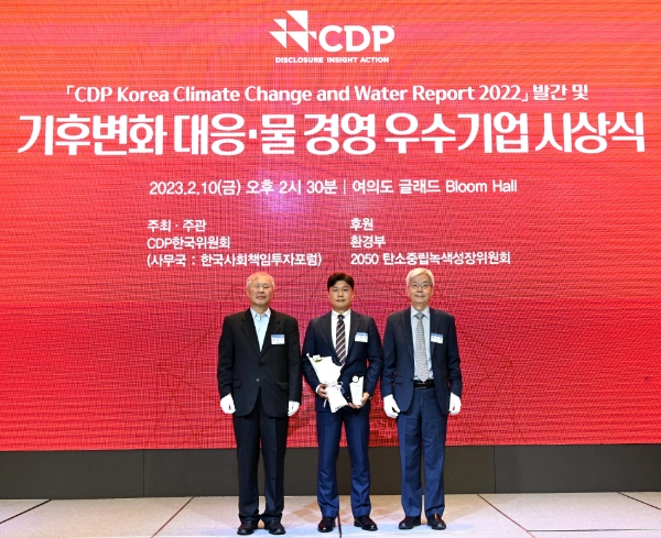 한국조선해양이 CDP 한국위원회가 주관하는 ‘2022년 기후변화 대응 및 물 경영 우수기업 시상식’에서 ‘탄소경영 특별상’을 수상했다(사진 가운데 한국조선해양 류희진 상무). / 사진 제공 : HD현대