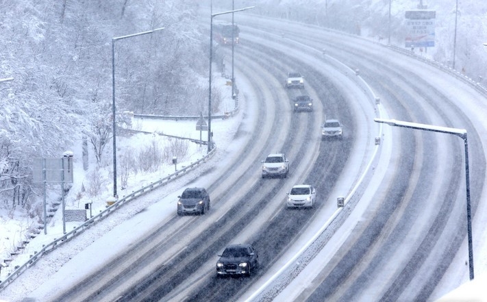 지난달 15일 오전 대설주의보가 발효 중인 강원 강릉시 성산면 대관령 고갯길에 시간당 2~3㎝ 가량의 폭설이 쏟아지고 있다.