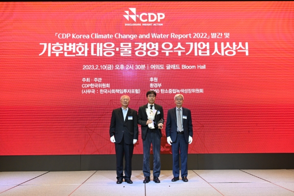 2월 10일(금) 여의도 글래드호텔에서 열린 CDP 기후변화 대응 우수기업 시상식에서 DL이앤씨 김대호 담당(가운데)이 우수 기업 인증을 수상하고 CDP 한국위원회 장지인 위원장(우측), 양춘승 부위원장(좌측)과 기념 사진을 촬영하고 있다. / 사진 제공 : DL이앤씨
