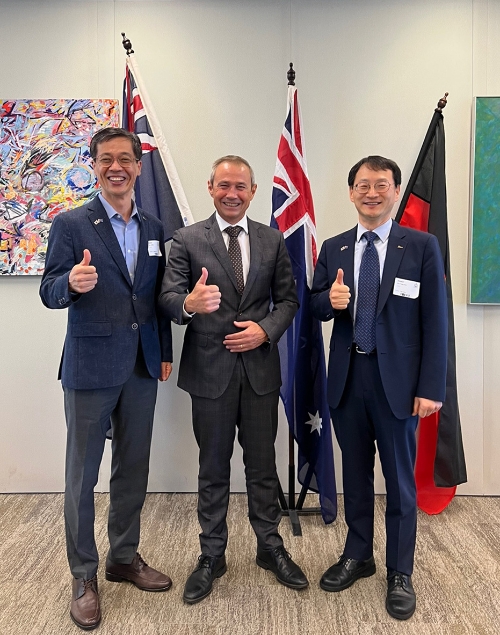 포스코 김용수 구매투자본부장이 로저 쿡 서호주 부수상과 만나 HBI 프로젝트에 대한 협력과 지원을 요청했다. (왼쪽부터) 포스코 서지원 원료1실장, 로저 쿡 서호주 부수상, 포스코 김용수 구매투자본부장 / 사진 제공 : 포스코