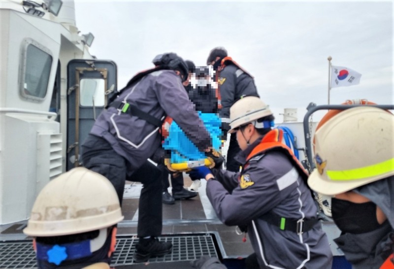 신안군 상태도에서 발생한 응급환자 이송 (사진제공 = 목포해양경찰)