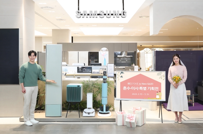 삼성전자는 본격적인 결혼과 이사 시즌을 맞아 ‘혼수·이사 특별 기획전’을 실시한다고 13일 밝혔다. 사진은 삼성전자 모델이 삼성 프리미엄스토어 현대판교점에서 '혼수·이사 특별 기획전'을 소개하고 있는 모습. (사진 = 삼성전자 제공)
