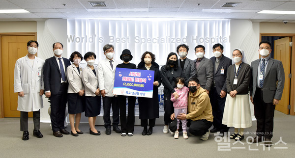 9일‘사랑의의료비’전달식에서화순전남대학교병원정용연병원장(왼쪽에서다섯번째)과천주교광주대교구목포연산동성당주선호신부(오른쪽에서다섯번째)등이환자들과사진을촬영하고있다.