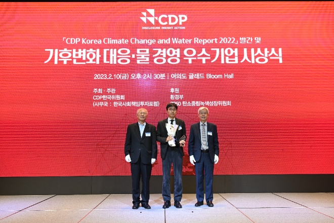 DL이앤씨는 글로벌 CDP(탄소정보공개프로젝트) 한국위원회가 주관하고 환경부·국회기후변화포럼·국회 ESG포럼이 후원하는 기후변화 대응 우수기업 시상식에서 산업재 부문 탄소경영 우수 기업으로 선정됐다고 13일 밝혔다. 사진은 지난 10일 여의도 글래드호텔에서 열린 CDP 기후변화 대응 우수기업 시상식에서 DL이앤씨 김대호 담당(가운데)이 우수 기업 인증을 수상하고 CDP 한국위원회 장지인 위원장(우측), 양춘승 부위원장(좌측)과 기념 사진을 촬영하고 있는 모습. (사진 = DL이앤씨 제공)