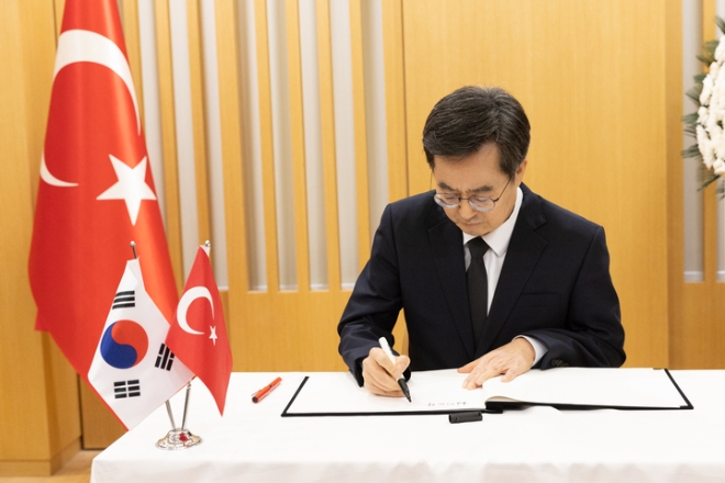 김동연 경기도지사가 주한 튀르키예 대사관에서 조문록을 작성하고 있다. (사진=경기도)