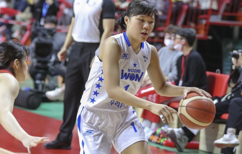 (부산=연합뉴스) 13일 부산 사직실내체육관에서 열린 여자프로농구 BNK 썸과 우리은행의 경기. 우리은행 박지현이 드리블하고 있다.
