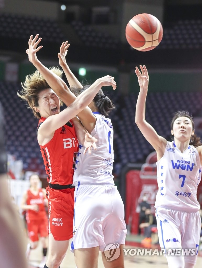 (부산=연합뉴스) 13일 부산 사직실내체육관에서 열린 여자프로농구 BNK 썸과 우리은행의 경기. BNK 안혜지 슛을 우리은행 박지현의 수비에 막히고 있다.