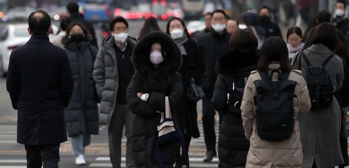밤 사이 내려온 찬 공기의 영향으로 서울 최저기온이 -6도를 기록하는 등 추운 날씨가 이어진 2일 오전 서울 종로구 세종로사거리에서 직장인들이 출근하고 있다.