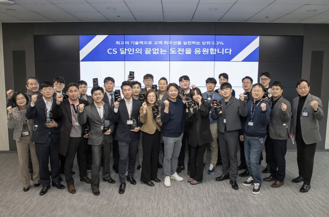 삼성전자서비스는 뛰어난 수리기술과 친절한 서비스로 고객에게 가장 좋은 평가를 받은 AS 엔지니어 18명을 ‘2022년 CS 달인’으로 선정했다고 14일 밝혔다. 사진은 삼성전자서비스 대표이사 송봉섭 부사장(첫번째 줄 왼쪽에서 7번째)과 CS 달인 수상자 들이 기념 촬영을 하고 있는 모습.