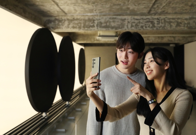 삼성전자는 서울 성수·홍대·연남 일대에 ‘갤럭시 S23 시리즈’를 마음껏 체험할 수 있는 ‘갤럭시 스튜디오’를 오픈했다고 14일 밝혔다. 사진은 갤럭시 스튜디오 성수에서 방문객들이 '갤럭시 S23 울트라'와 함께 정성윤 작가의 작품 '이클립스(Eclipse)'를 흥미롭게 체험하고 있는 모습. (사진 = 삼성전자 제공)