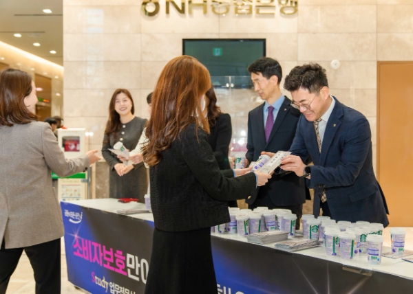 장종환 부문장과 소비자 보호부 직원들이 음료와 안내장을 나누어 주고 있다. / 사진 제공 : NH농협은행