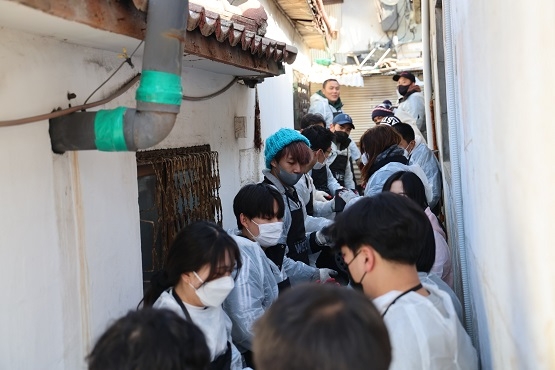 추운 겨울, 온기를 전하기 위해 봉사자분들이 분주하게 움직이고 있다