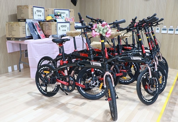 사진=아이들에게 전달된 자전거 및 자전거 용품