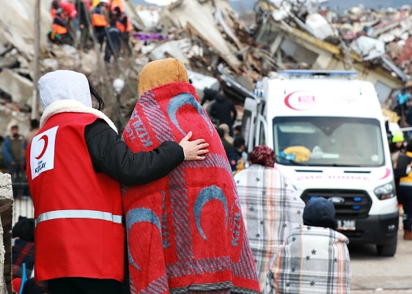 튀르키예·시리아 지진피해 현장 긴급구호 활동을 펼치는 현지 적신월사, 국제적십자사연맹(IFRC) 직원들. / 사진 제공 : 국제적십자사연맹
