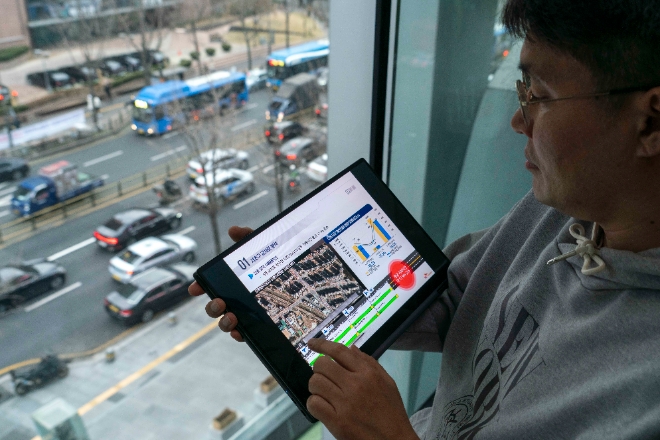 SK텔레콤은 서초구청이 발주한 ‘디지털트윈국토 기반 교통영향평가 지원모델 사업’에 자사의 AI 기반 위치분석 플랫폼 ‘리트머스(LITMUS)’를 적용∙상용화한다고 15일 밝혔다. ‘리트머스’는 기지국 위치 데이터를 AI가 분석해 이동 상태 및 수단 등 위치 지능형 데이터를 제공하는 기술이다. SKT 관계자가 통신 데이터 기반 교통 흐름 분석자료를 연구하고 있는 모습. (사진 = SK텔레콤 제공)