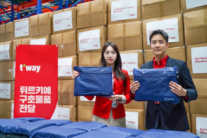 티웨이항공은 튀르키예·시리아 지진으로 큰 피해를 본 이재민 지원을 위해 담요, 방한용품 등 구호 물품을 지원한다고 15일 밝혔다. (사진 = 티웨이항공 제공)